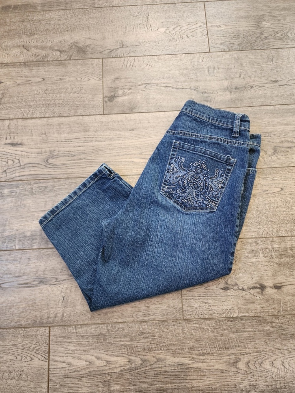 Gloria Vanderbilt Amanda Womens Capri Jean Shorts Size 10 Blue Denim Wash
